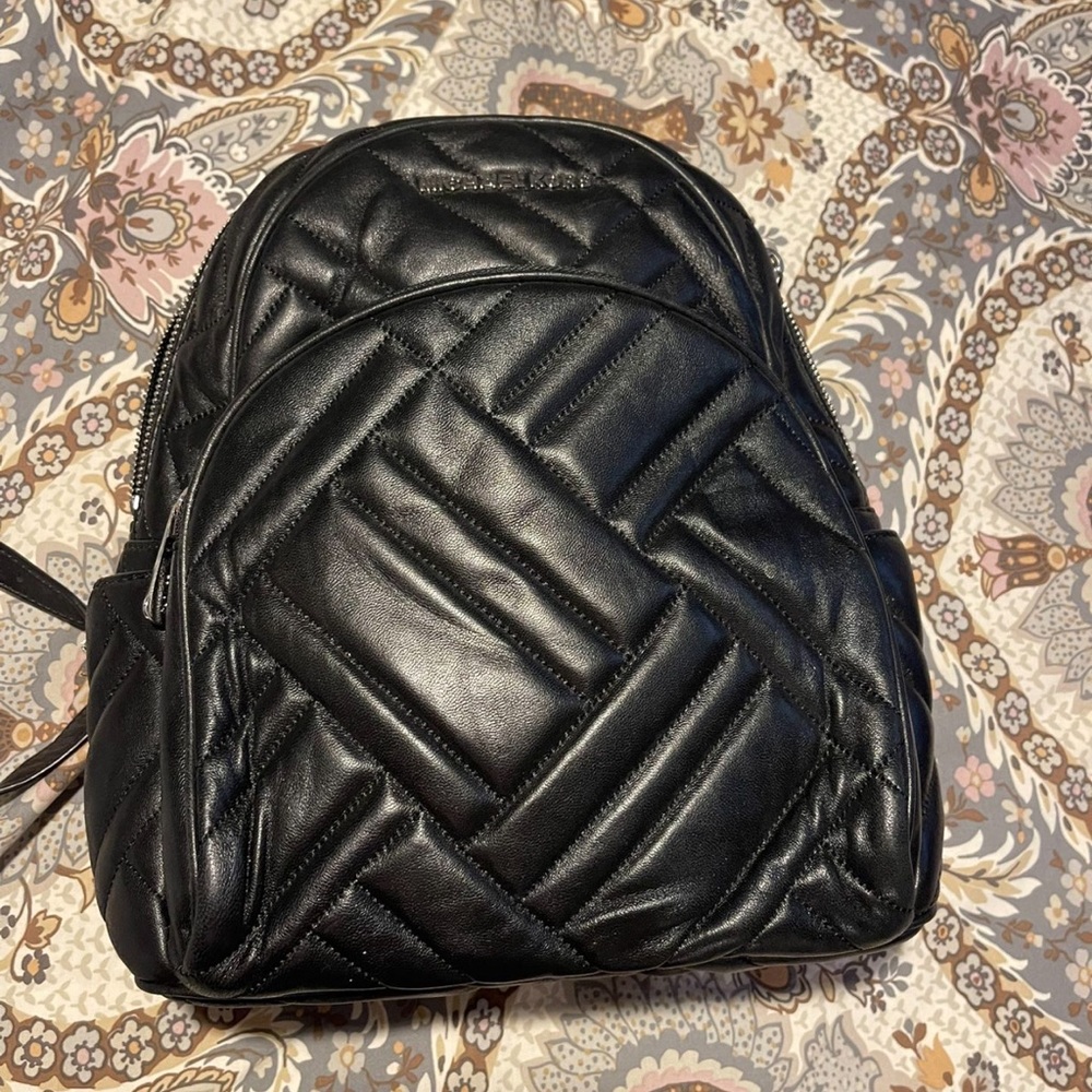 Michael Kors no blimishes. Great purse,over the shoulder male or female backpack